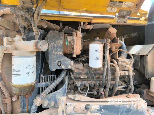 液压泵舱室正面整体(整机外观) 液压泵舱室正面整体(整机外观)