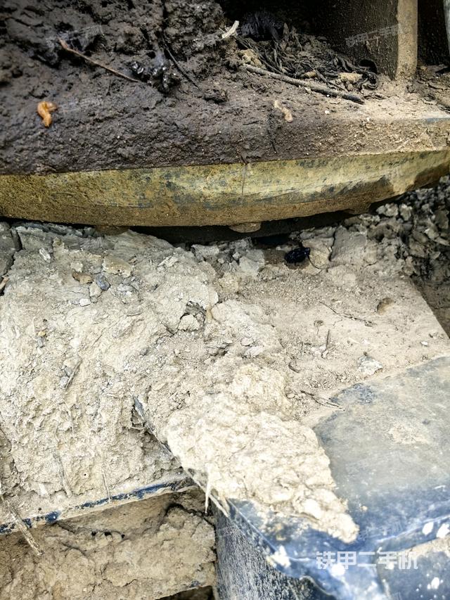 转盘和下车架正前(工作和回转装置) 转盘和下车架正前(工作和回转装置)