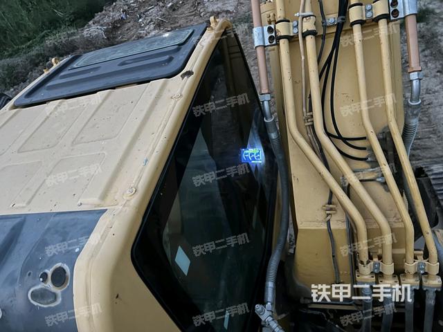 驾驶室顶部(整机外观) 驾驶室顶部(整机外观)