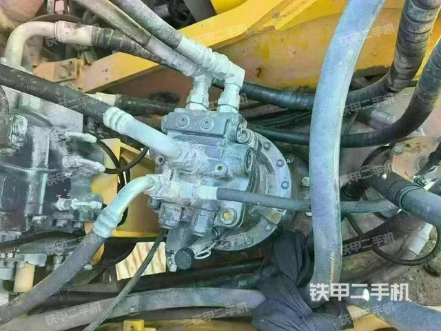 回转马达和主控阀(整机外观) 回转马达和主控阀(整机外观)
