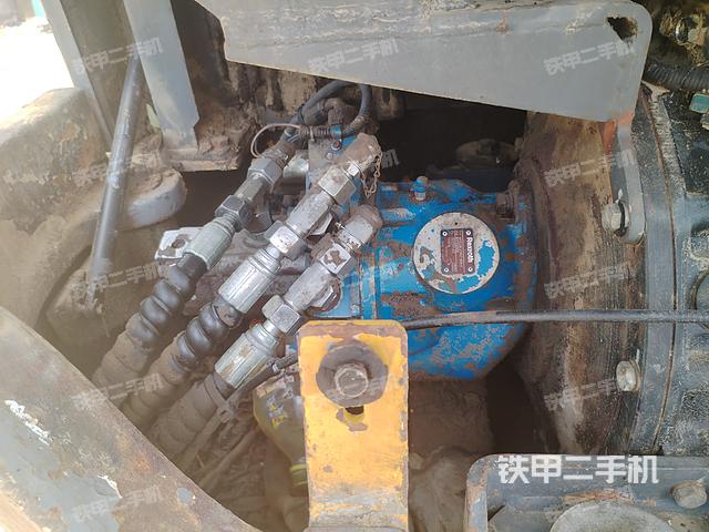 液压泵舱室正面整体(整机外观) 液压泵舱室正面整体(整机外观)