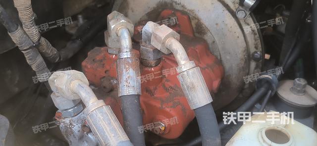 液压泵舱室正面整体(整机外观) 液压泵舱室正面整体(整机外观)