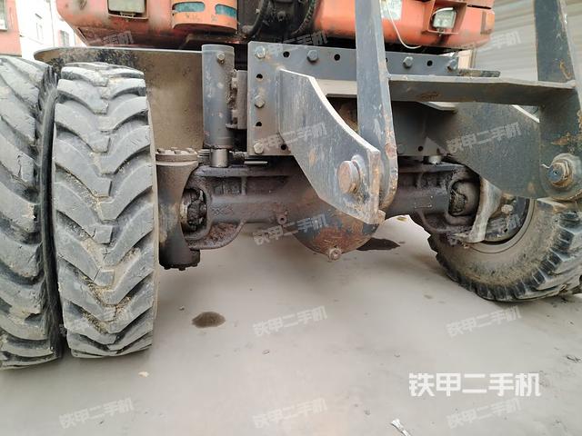 转盘和下车架正前(工作和回转装置) 转盘和下车架正前(工作和回转装置)