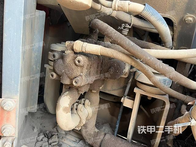 液壓泵艙室正面整體(整機(jī)外觀) 液壓泵艙室正面整體(整機(jī)外觀)