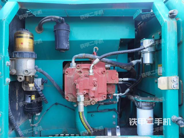 液壓泵艙室正面整體(整機(jī)外觀) 液壓泵艙室正面整體(整機(jī)外觀)