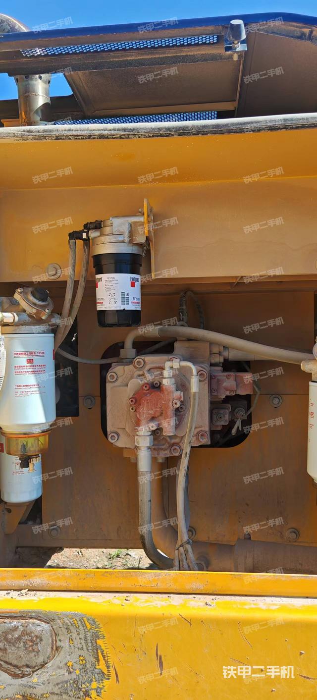 液压泵舱室正面整体(整机外观) 液压泵舱室正面整体(整机外观)