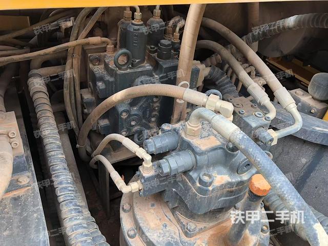 回轉(zhuǎn)馬達和主控閥(整機外觀) 回轉(zhuǎn)馬達和主控閥(整機外觀)