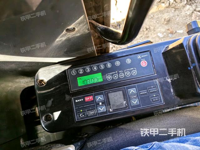 座椅左側(cè)控制臺/音響/含左手柄(駕駛室部分) 座椅左側(cè)控制臺/音響/含左手柄(駕駛室部分)