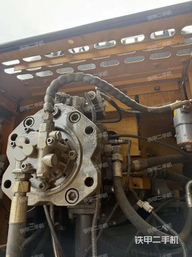 液压泵舱室正面整体(整机外观) 液压泵舱室正面整体(整机外观)