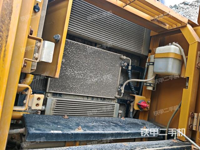 散熱器正面(大件艙室) 散熱器正面(大件艙室)