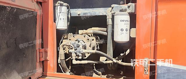 液壓泵艙室正面整體(整機外觀) 液壓泵艙室正面整體(整機外觀)