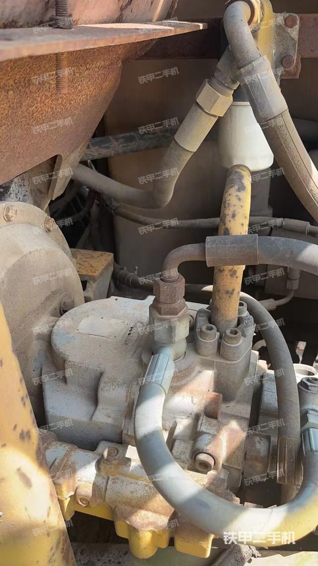 液压泵舱室正面整体（整机外观）