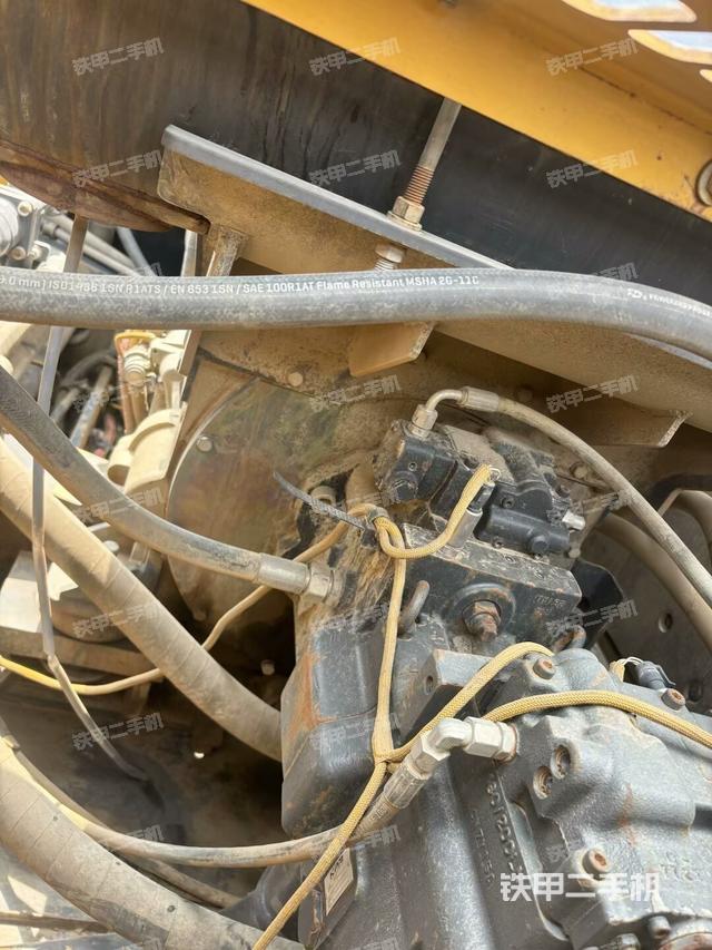 液壓泵艙室正面整體(整機外觀) 液壓泵艙室正面整體(整機外觀)