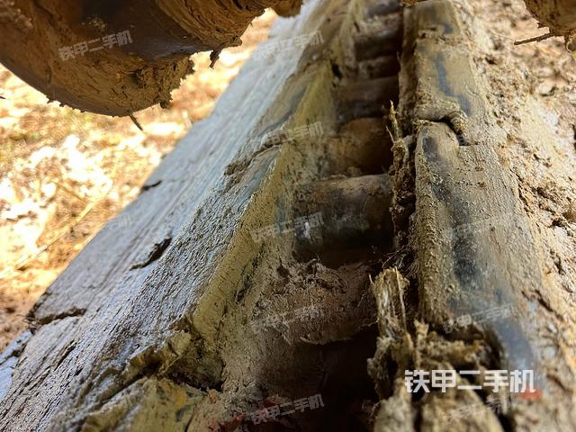單側(cè)履帶整體(整機外觀) 單側(cè)履帶整體(整機外觀)