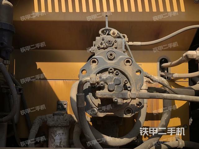 液压泵舱室正面整体（整机外观）