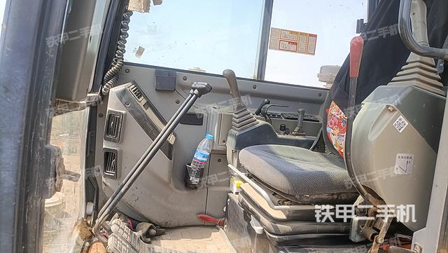 駕駛室整體(整機(jī)外觀) 駕駛室整體(整機(jī)外觀)