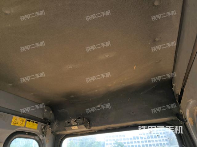 行走控制手柄和踏板?俯拍(駕駛室部分) 行走控制手柄和踏板?俯拍(駕駛室部分)
