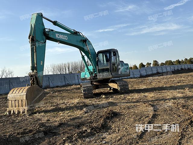 神钢SK200挖掘机