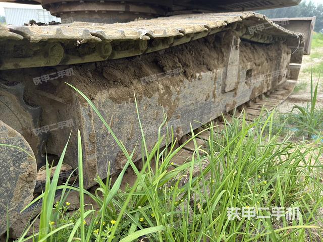 單側(cè)履帶整體(整機(jī)外觀) 單側(cè)履帶整體(整機(jī)外觀)