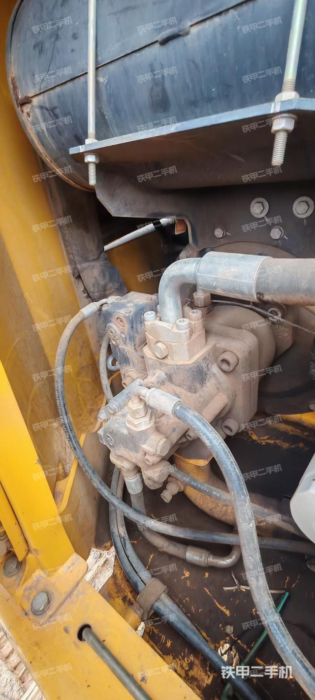 液压泵舱室正面整体（整机外观）