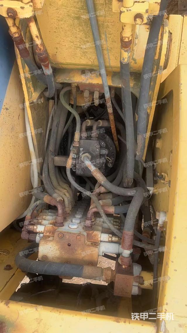 回转马达和主控阀（整机外观）