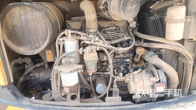 液壓泵艙室正面整體(整機(jī)外觀) 液壓泵艙室正面整體(整機(jī)外觀)
