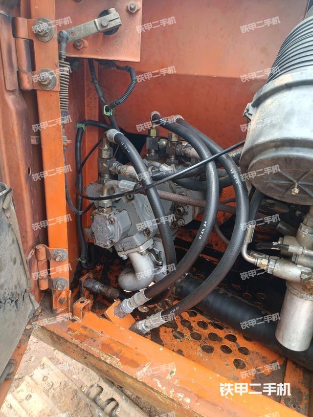 液壓泵艙室正面整體(整機外觀) 液壓泵艙室正面整體(整機外觀)