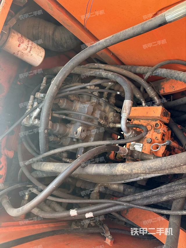 回轉(zhuǎn)馬達和主控閥(整機外觀) 回轉(zhuǎn)馬達和主控閥(整機外觀)