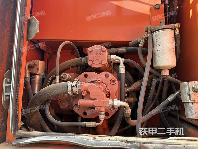 液壓泵艙室正面整體(整機外觀) 液壓泵艙室正面整體(整機外觀)