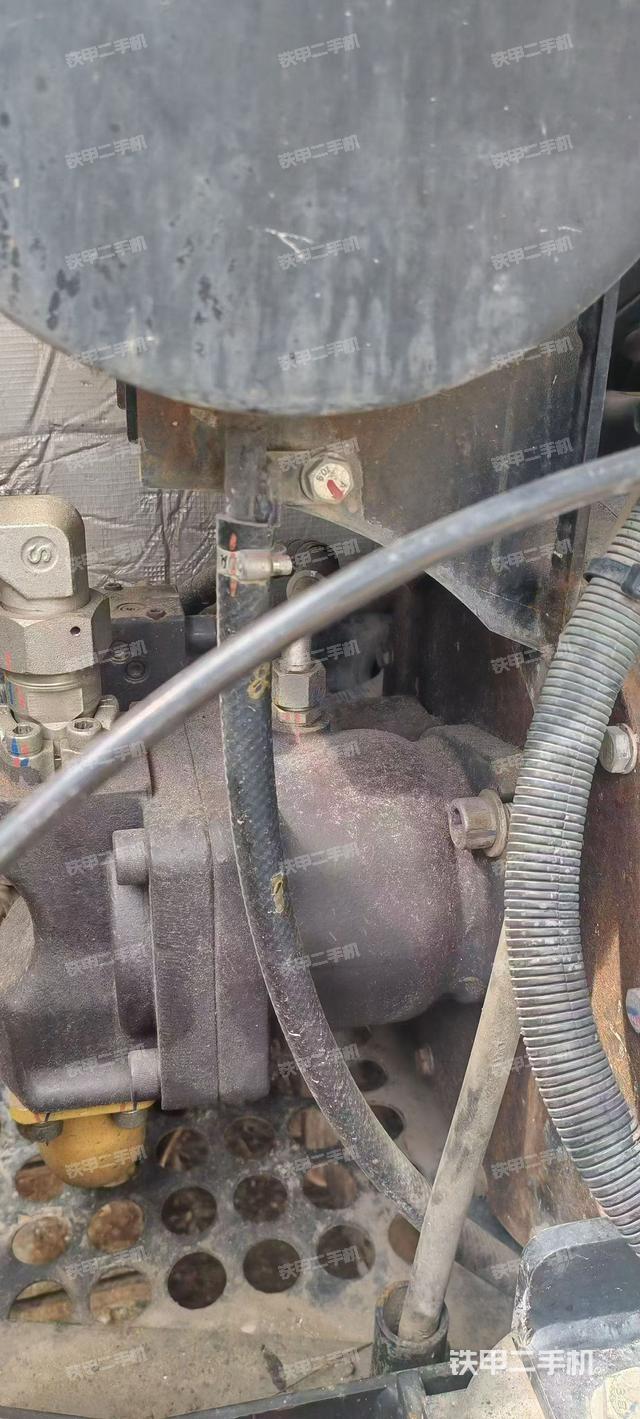 液压泵舱室正面整体(整机外观) 液压泵舱室正面整体(整机外观)