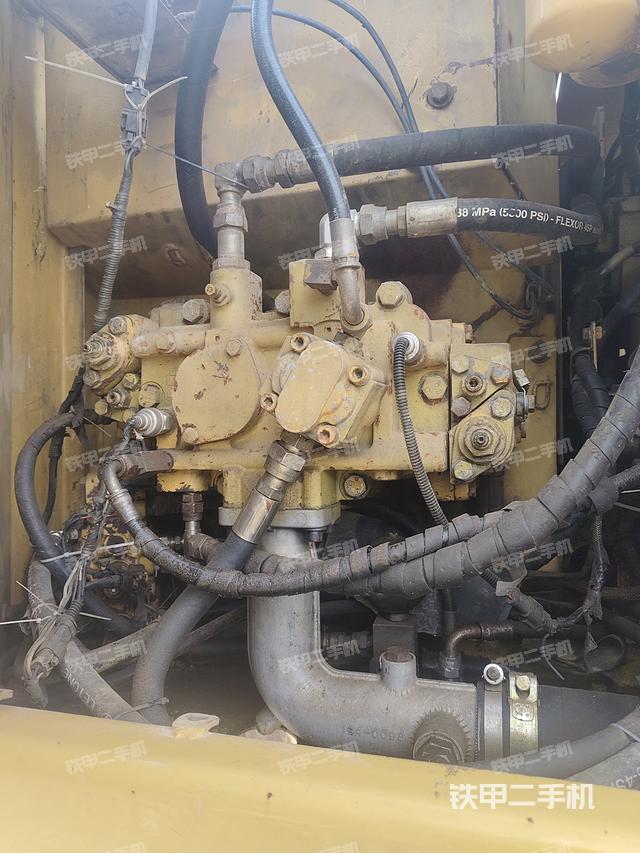 液壓泵艙室正面整體(整機(jī)外觀) 液壓泵艙室正面整體(整機(jī)外觀)