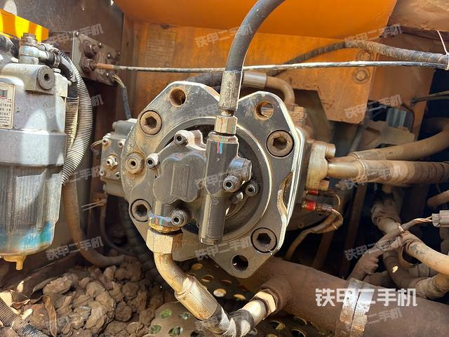 液壓泵艙室正面整體(整機外觀) 液壓泵艙室正面整體(整機外觀)