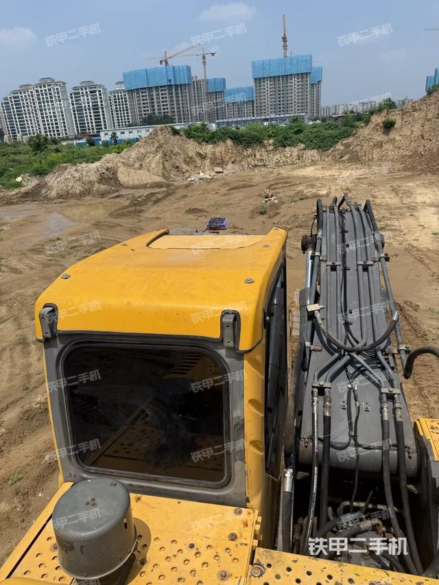駕駛室頂部(整機(jī)外觀) 駕駛室頂部(整機(jī)外觀)