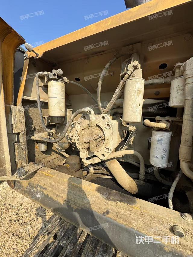 液壓泵艙室正面整體(整機(jī)外觀) 液壓泵艙室正面整體(整機(jī)外觀)