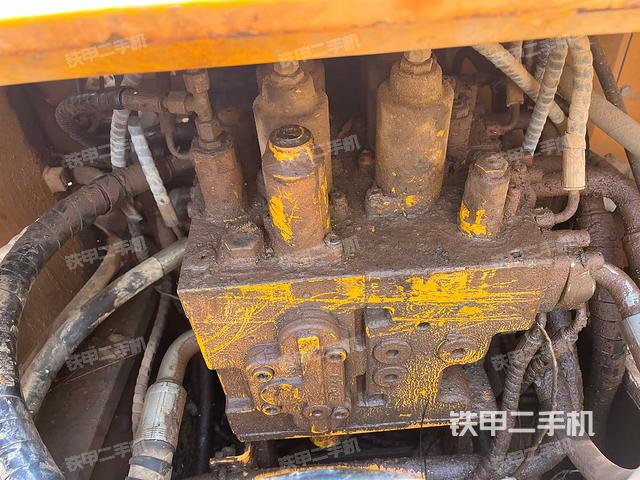 回轉(zhuǎn)馬達和主控閥(整機外觀) 回轉(zhuǎn)馬達和主控閥(整機外觀)