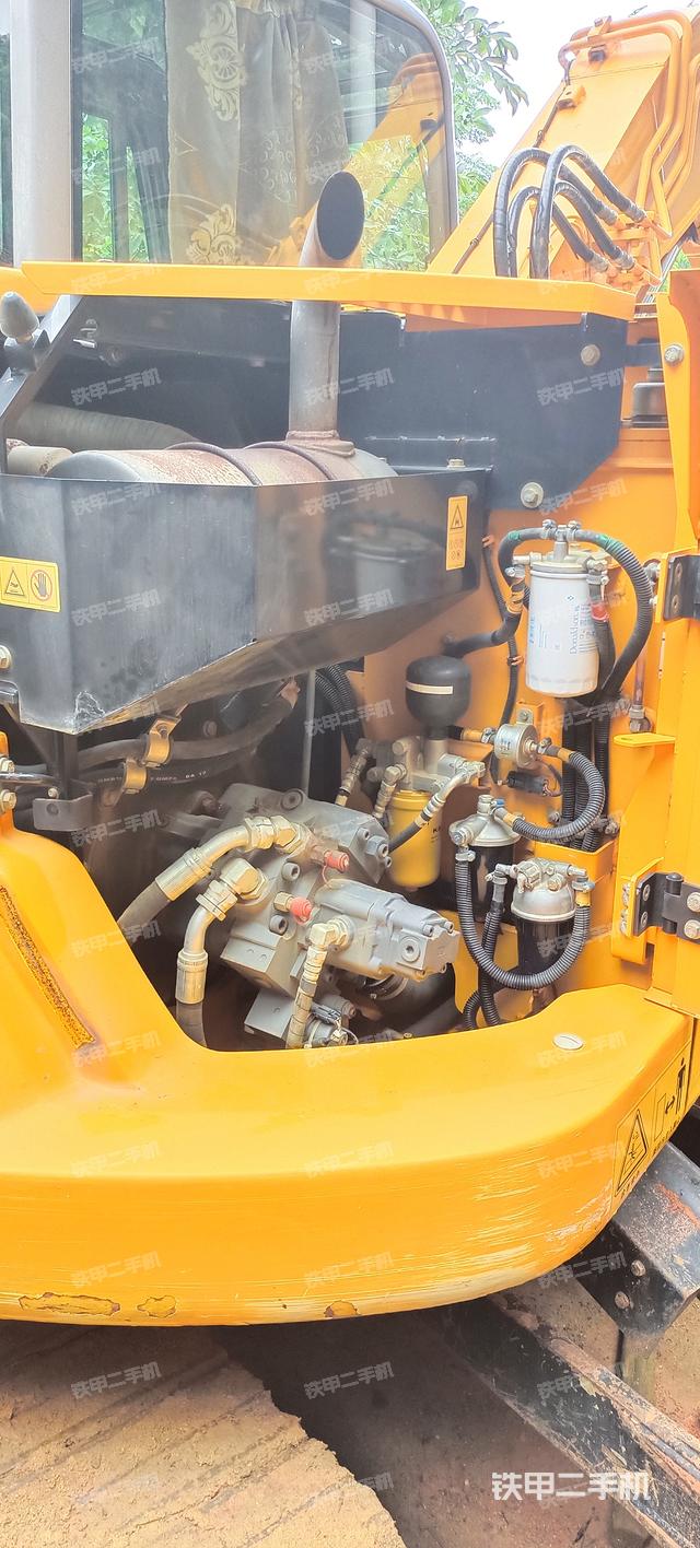 液压泵舱室正面整体（整机外观）