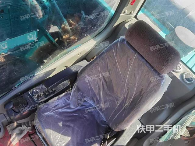 駕駛室整體(整機(jī)外觀) 駕駛室整體(整機(jī)外觀)
