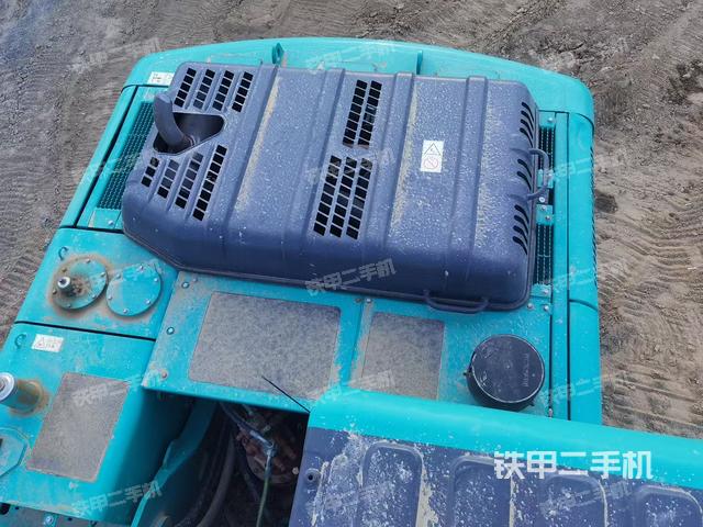 駕駛室頂部(整機(jī)外觀) 駕駛室頂部(整機(jī)外觀)