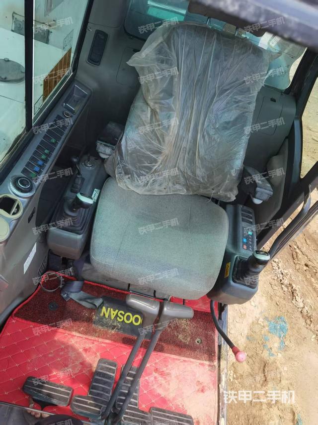 驾驶室整体(整机外观) 驾驶室整体(整机外观)