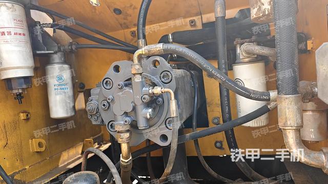 液壓泵艙室正面整體(整機外觀) 液壓泵艙室正面整體(整機外觀)