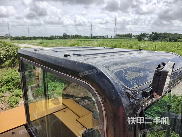 驾驶室顶部(整机外观) 驾驶室顶部(整机外观)