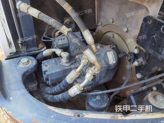 液压泵舱室正面整体(整机外观) 液压泵舱室正面整体(整机外观)