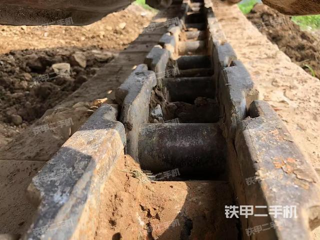 單側(cè)履帶整體(整機外觀) 單側(cè)履帶整體(整機外觀)