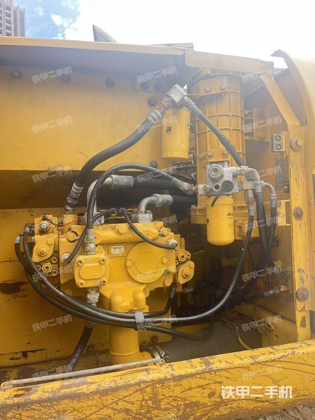 液壓泵艙室正面整體(整機(jī)外觀) 液壓泵艙室正面整體(整機(jī)外觀)