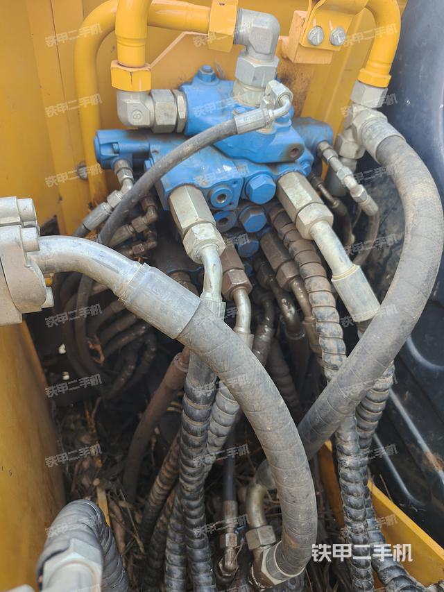 回转马达和主控阀（整机外观）