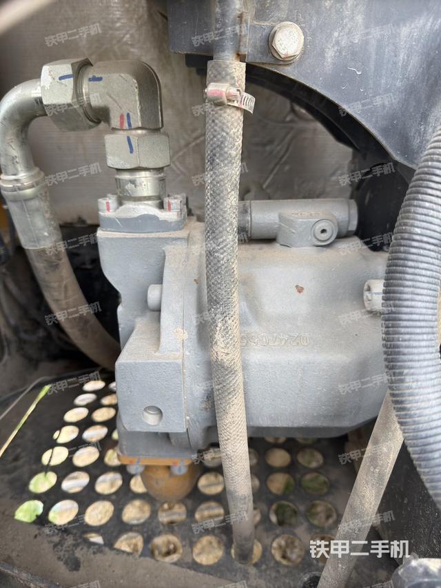 液壓泵艙室正面整體(整機(jī)外觀) 液壓泵艙室正面整體(整機(jī)外觀)