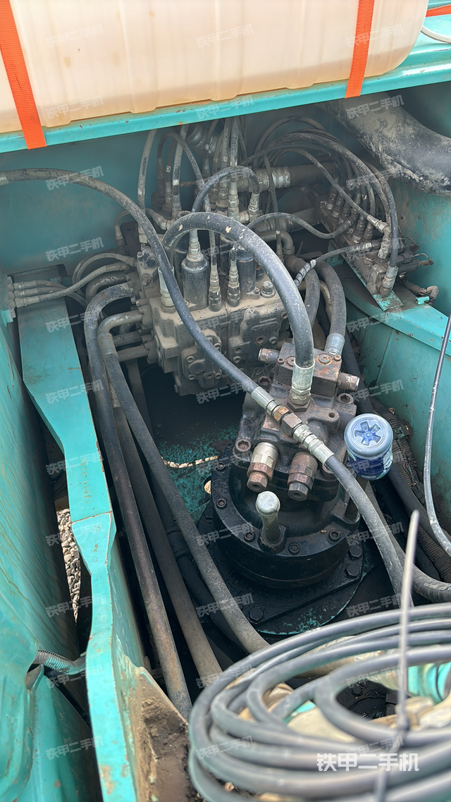 回转马达和主控阀（整机外观）