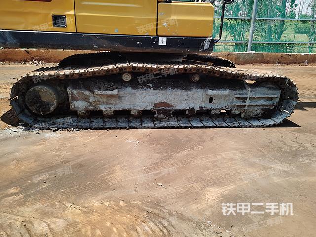 單側(cè)履帶整體(整機(jī)外觀) 單側(cè)履帶整體(整機(jī)外觀)