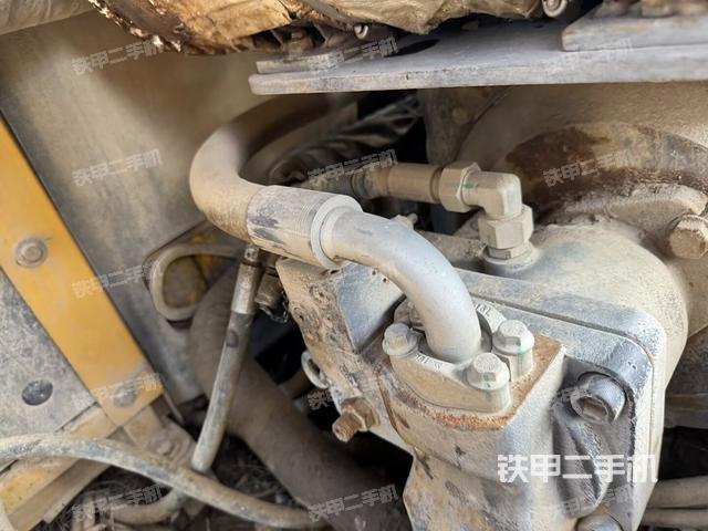 液压泵舱室正面整体(整机外观) 液压泵舱室正面整体(整机外观)