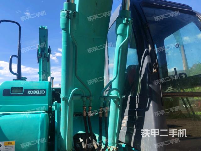 大臂油缸整体 竖拍(工作和回转装置) 大臂油缸整体 竖拍(工作和回转装置)